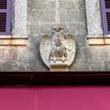 In alto a destra notiamo anche una statua di una civetta: antico stemma della citt� di Mola